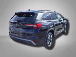 Schräge Frontansicht auf einen Skoda Kodiaq , freigestellt