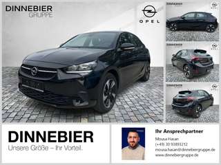 Schräge Frontansicht auf einen Opel Corsa , freigestellt