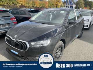 Schräge Frontansicht auf einen Skoda Fabia , freigestellt
