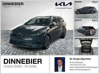 Schräge Frontansicht auf einen Kia cee'd , freigestellt
