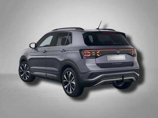 Schräge Frontansicht auf einen Volkswagen T-Cross , freigestellt