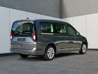 Schräge Frontansicht auf einen Volkswagen Caddy , freigestellt