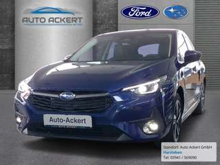 Schräge Frontansicht auf einen Subaru Impreza , freigestellt