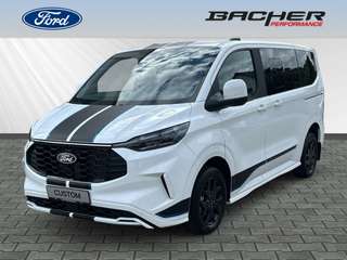 Schräge Frontansicht auf einen Ford Tourneo Custom , freigestellt