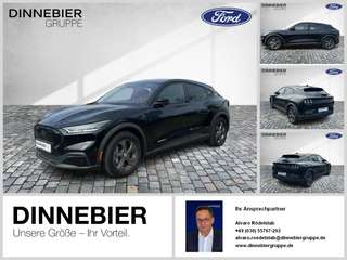Schräge Frontansicht auf einen Ford Mustang Mach-E , freigestellt
