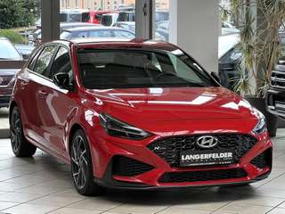 Schräge Frontansicht auf einen Hyundai i30 , freigestellt