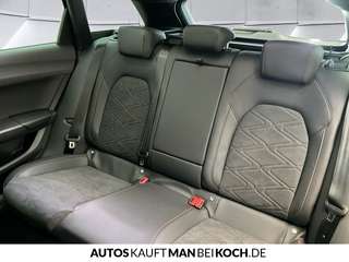 Schräge Frontansicht auf einen SEAT Leon , freigestellt
