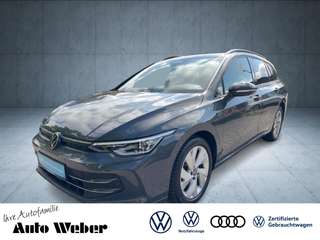 Schräge Frontansicht auf einen Volkswagen Golf , freigestellt