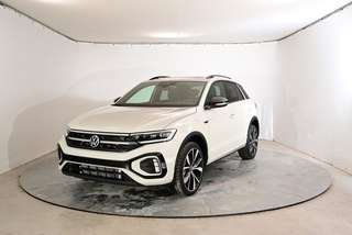 Schräge Frontansicht auf einen Volkswagen T-Roc , freigestellt