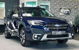 Schräge Frontansicht auf einen Subaru Outback , freigestellt