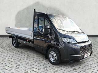 Schräge Frontansicht auf einen Fiat Ducato , freigestellt