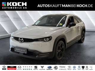 Schräge Frontansicht auf einen Mazda MX-30 , freigestellt