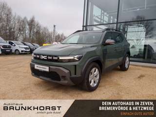 Schräge Frontansicht auf einen Dacia Duster , freigestellt