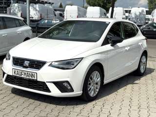 Schräge Frontansicht auf einen SEAT Ibiza , freigestellt