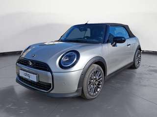 Schräge Frontansicht auf einen MINI COOPER , freigestellt
