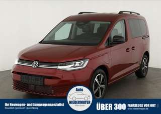 Schräge Frontansicht auf einen Volkswagen Caddy , freigestellt