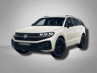 Schräge Frontansicht auf einen Volkswagen Touareg , freigestellt