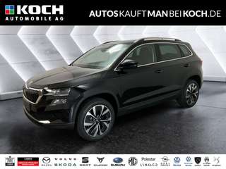 Schräge Frontansicht auf einen Skoda Karoq , freigestellt
