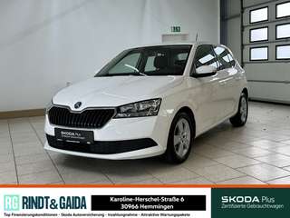 Schräge Frontansicht auf einen Skoda Fabia , freigestellt