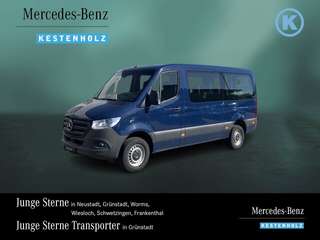 Schräge Frontansicht auf einen Mercedes-Benz Sprinter , freigestellt