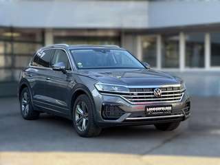 Schräge Frontansicht auf einen Volkswagen Touareg , freigestellt