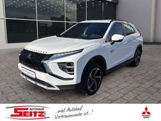Schräge Frontansicht auf einen Mitsubishi Eclipse Cross , freigestellt
