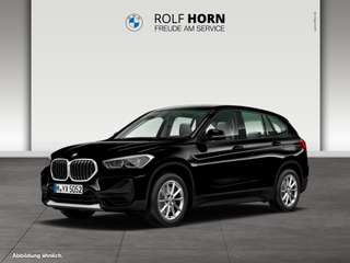Schräge Frontansicht auf einen BMW X1 , freigestellt