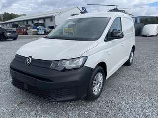 Schräge Frontansicht auf einen Volkswagen Caddy , freigestellt