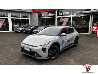 Schräge Frontansicht auf einen Kia EV4 , freigestellt