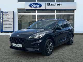 Schräge Frontansicht auf einen Ford Kuga , freigestellt