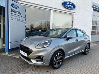 Schräge Frontansicht auf einen Ford Puma , freigestellt