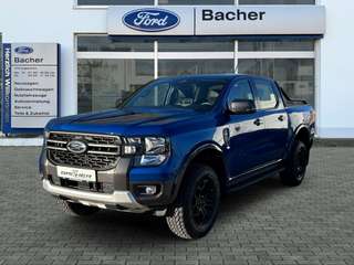 Schräge Frontansicht auf einen Ford Ranger , freigestellt