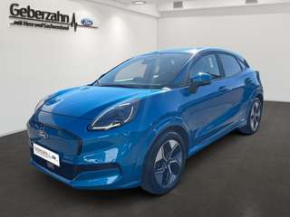 Schräge Frontansicht auf einen Ford Puma , freigestellt