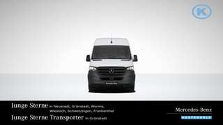 Schräge Frontansicht auf einen Mercedes-Benz Sprinter , freigestellt