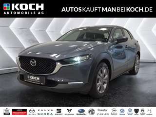 Schräge Frontansicht auf einen Mazda CX-30 , freigestellt
