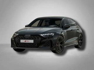 Schräge Frontansicht auf einen Audi RS3 , freigestellt