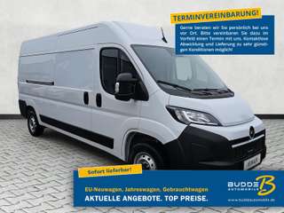 Schräge Frontansicht auf einen Opel Movano , freigestellt