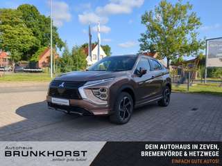 Schräge Frontansicht auf einen Mitsubishi Eclipse Cross , freigestellt