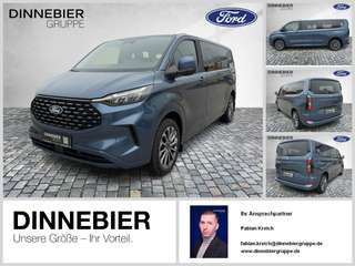 Schräge Frontansicht auf einen Ford Tourneo Custom , freigestellt