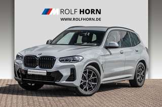 Schräge Frontansicht auf einen BMW X3 , freigestellt