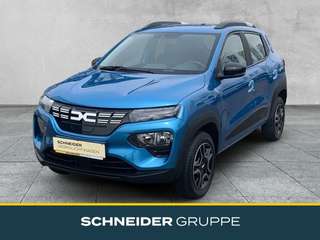 Schräge Frontansicht auf einen Dacia Spring , freigestellt