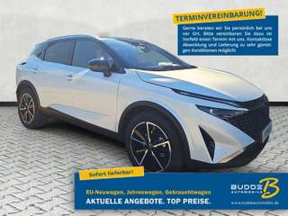 Schräge Frontansicht auf einen Nissan Qashqai , freigestellt