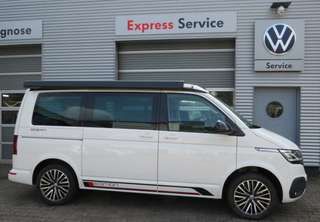 Schräge Frontansicht auf einen Volkswagen California , freigestellt