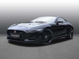 Schräge Frontansicht auf einen Jaguar F-Type , freigestellt