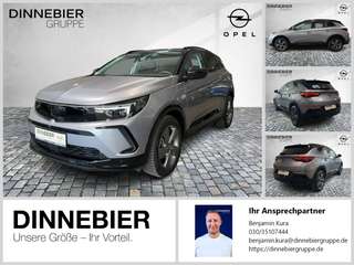 Schräge Frontansicht auf einen Opel Grandland X , freigestellt