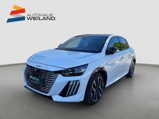 Schräge Frontansicht auf einen Peugeot 208 , freigestellt