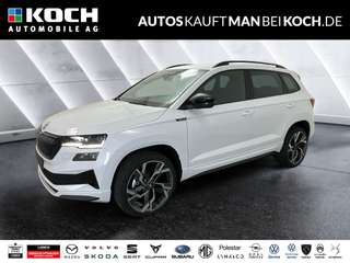 Schräge Frontansicht auf einen Skoda Karoq , freigestellt