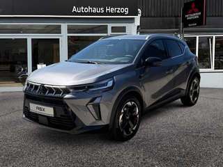 Schräge Frontansicht auf einen Mitsubishi ASX , freigestellt