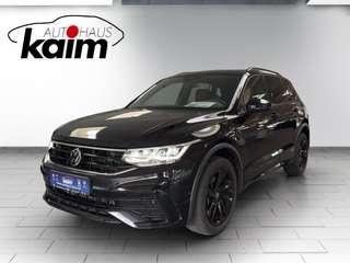 Schräge Frontansicht auf einen Volkswagen Tiguan , freigestellt