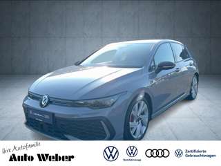 Schräge Frontansicht auf einen Volkswagen Golf , freigestellt